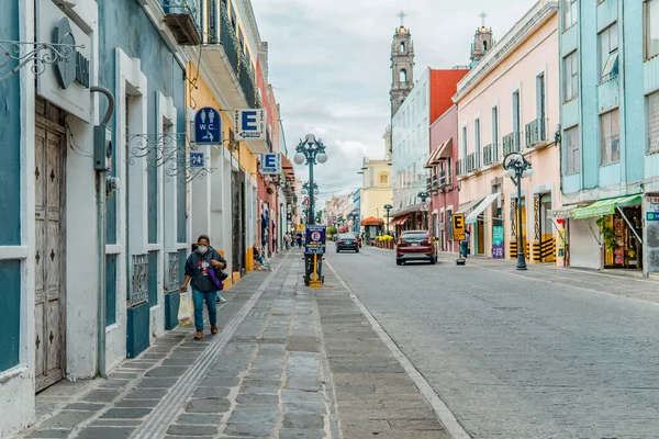 Puebla Mexiko August 2021 Straßenaufnahme Einer Allee Mit Autos Und — Stockfoto