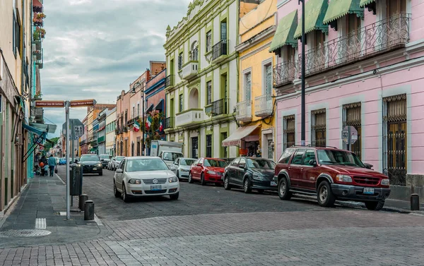 Puebla Mexiko August 2021 Straßenansicht Von Kolonialhäusern Und Verkehr Puebla — Stockfoto