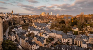 Kirchberg iş bölgesinin arka planda yer aldığı Lüksemburg şehrinin hava manzarası