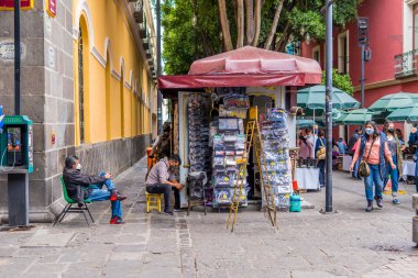 Puebla, Meksika - 28 Ağustos 2021 - Los Sapos pazarındaki sokak satıcılarının gizli fotoğrafları