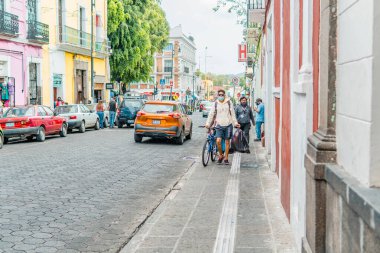 Puebla, Meksika - 28 Ağustos 2021 - Puebla 'nın merkezinde bisikletle yürüyen insanların gizli fotoğrafları