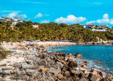 Puerto Escondido, Meksika - 14 Kasım 2021 - Playa Manzanillo 'daki aileler ve turistler