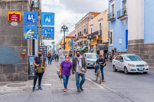 プエブラ メキシコ 2021年8月28日 プエブラの中心部にある伝統的な建物を歩いている人々の率直な通りの写真 — ストック写真