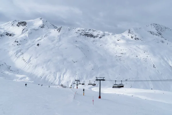 Livigno Italy December 2021 Skiers Chairlift Slopes Cloudy Day — Photo