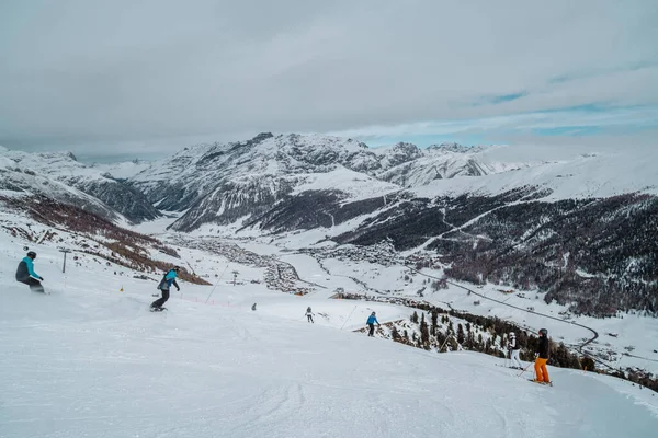 Livigno Italy December 2021 Skiers Snowboarders Slopes Town Livigno Background — Photo