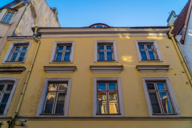 Estonya 'nın Tallinn şehrinde geleneksel ortaçağ evleri
