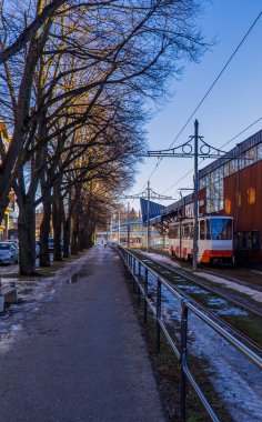 Tallinn, Estonya - 25 Ocak 2022 - Balti Jaama Turg Market 'in yanındaki modern tramvayın dikey çekimi