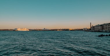 Tallinn, Estonya - 25 Ocak 2022 - Baltık Denizi 'ndeki yolcu gemilerinin günbatımı panoramik görüntüsü ve arka planda Tallinn' in ufuk çizgisi