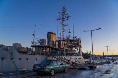 Tallinn, Estonya - 25 Ocak 2022 - Lennusadam Liman Müzesi 'nde eski bir askeri gemi