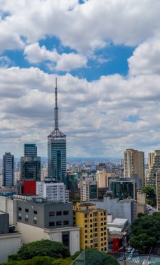 Sao Paulo, Brezilya - 9 Şubat 2022 - SESC Paulista 'dan görünen Sao Paulo gökdelenlerinin dikey hava görüntüsü