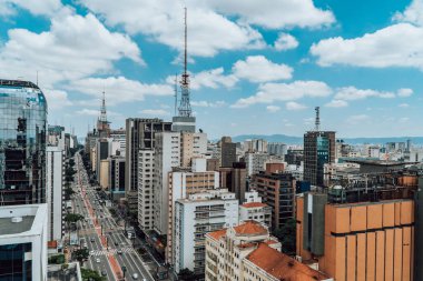 Sao Paulo, Brezilya - 9 Şubat 2022 - Avenida Paulista ve merkez Sao Paulo siluetinin hava görüntüsü