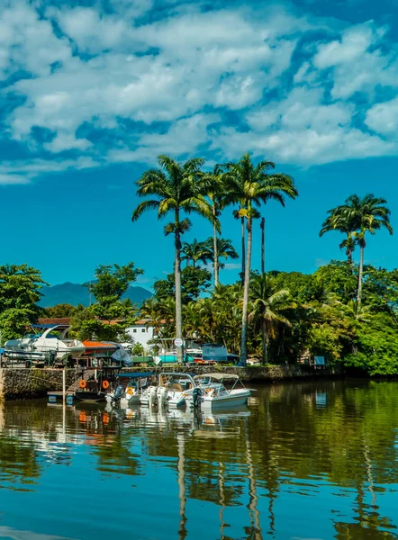 Paraty Brazílie Února 2022 Vertikální Pohled Rekreační Lodě Řece Palmami — Stock fotografie