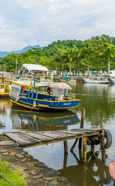 Paraty Brazílie Února 2022 Vertikální Pohled Malé Turistické Lodě Přístavu — Stock fotografie