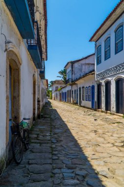 Paraty, Brezilya - 14 Şubat 2022 - bir bisikletin dikey görüntüsü ve tarihi merkezdeki güzel antik koloni evleri