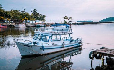 Paraty, Brezilya - 16 Şubat 2022 - Paraty limanındaki güzel gün batımı manzarası