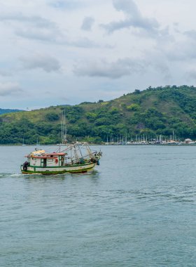 Paraty, Brezilya - 18 Şubat 2022 - bulutlu bir günde adaya giden bir turistin dikey görüntüsü