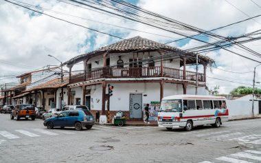 Santa Cruz, Bolivya - 11 Mart 2022 - Koloni mimarisi, arabalar ve yerel bir otobüsün gizli sokak fotoğrafçılığı.