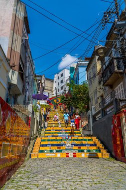 Rio de Janeiro, Brezilya - 26 Şubat 2022 - Selaron Merdivenlerindeki turistlerin dikey görüntüsü