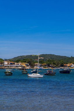 Buzios, Brezilya - 3 Mart 2022 - Buzios 'taki turist teknelerinin dikey görünümü