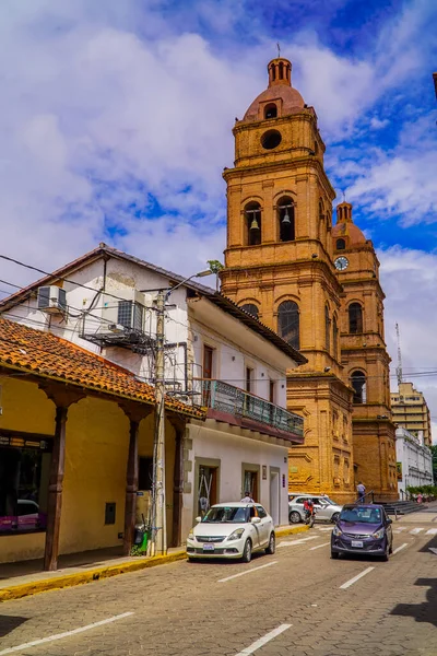 玻利维亚圣克鲁斯 2022年3月11日 圣劳伦斯大教堂垂直街景 — 图库照片