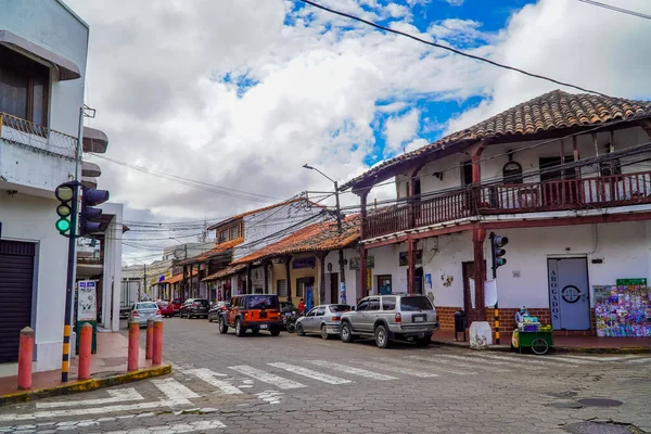 ボリビアのサンタクルーズ 2022年3月11日 歴史的中心部のお店や車の率直な通りの写真 — ストック写真