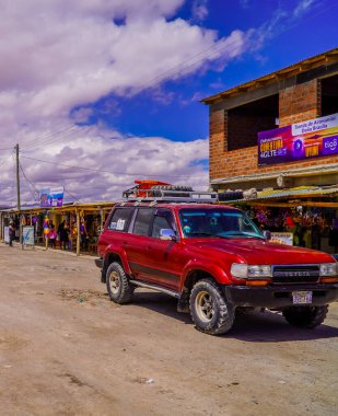 Colchani, Bolivya - 20 Mart 2022 - Bolivya 'nın güneyindeki Colchani kasabasındaki turizm pazarlarına dikey bakış