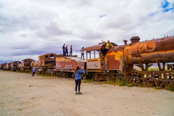 Uyuni Bolívia Março 2022 Vista Panorâmica Dos Turistas Carruagens Trem — Fotografia de Stock