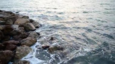 Salou, Tarragona sahilindeki kayalık kıyılarda dalgaların kırılma videosu.