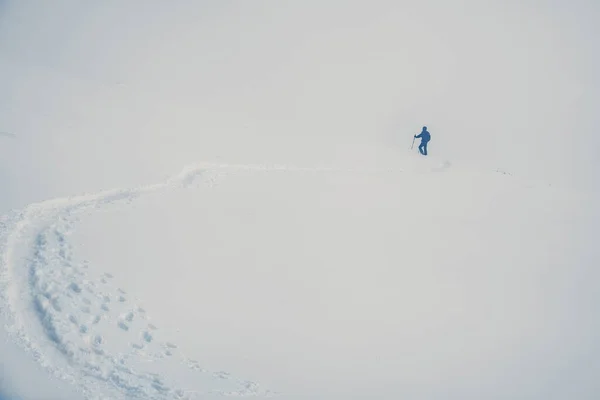 Randonneur Masculin Loin Dans Une Vaste Scène Hiver Minimaliste Esprit — Photo