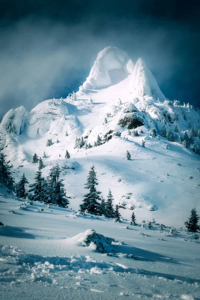 Beautiful View Imposing Massive Mountain Peak Covered — Stock Photo, Image
