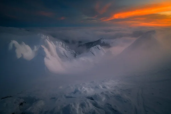 壮观的落日景象映衬在山顶上 — 图库照片