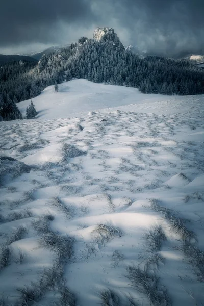 雲が形成され 山の中で暗いと機嫌の良い冬の日 — ストック写真