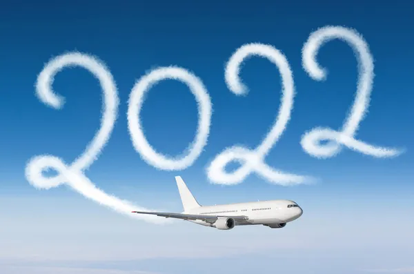 Поздравляем Новым 2022 Годом Фоне Облачности Рисунок Пара Пассажирского Самолета — стоковое фото