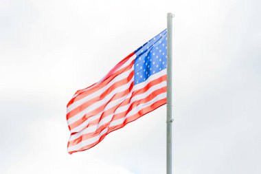 Bayrak direğinde dalgalanan ABD bayrağı