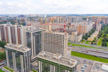 Farklı katlardan çok katlı çok katlı binalar. Şehirdeki çok katlı bir binaya yükseklikten bak