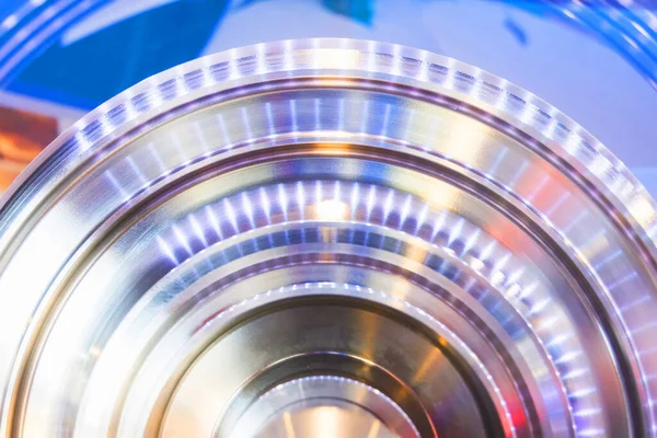 Poliertes Metallteil Eines Scheibenkreisturbinen Oder Bremsmotors Beleuchtet Mit Irisierenden Farben — Stockfoto