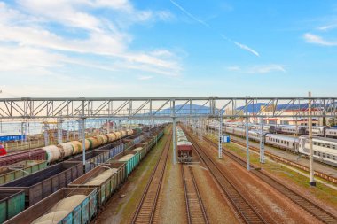Yük treni istasyonu, tren yolunun panoramik manzarası
