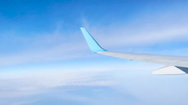 Jet uçak penceresinden gökyüzü görüntüsü