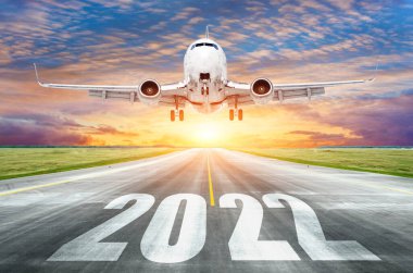Havaalanı pistinin 2022 nolu pistindeki yazıda uçak havalanacak. Yeni yılda seyahat kavramı, tatiller