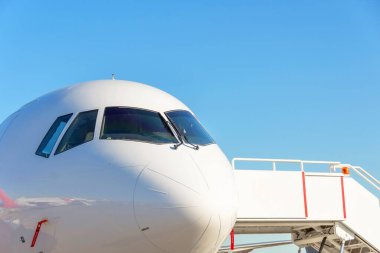 Ticari yolcu uçağı, bir havaalanının iniş pistinden kalkışa hazır.