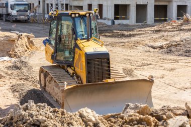 İnşaat alanında çalışan güçlü bir buldozer.