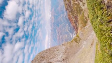 Sonbaharda parlayan dağ kanyonu. Dağ sırtları, kayalar olan manzara