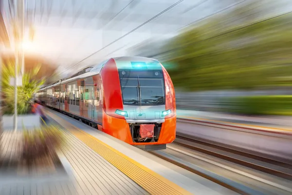 Tren istasyonu ve banliyö treninin yanından geçerken hareket bulanıklığı etkisi. Yolcu taşımacılığı altyapısı konsepti