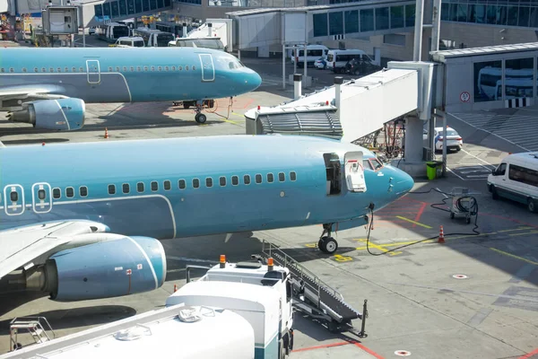 Varios Aviones Terminal Del Aeropuerto Asistencia Tierra Antes Del Vuelo — Foto de Stock