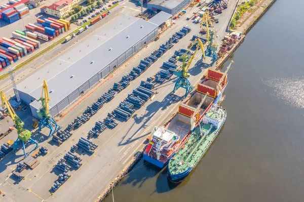 空中トップビュー港の桟橋に係留された巨大な貨物船 積み込み品 アルミロールの金属 コンクリートおよび他の固体原料 — ストック写真