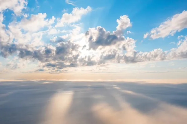 Vista Amanecer Con Niebla Hinchada Nubes Verano Cúmulos Arriba Blanco —  Fotos de Stock