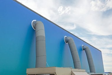 Geçici pavyonların dışındaki bölünmüş sisteme bağlı hava kanalları boruları