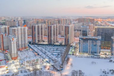 Kışın karla kaplı caddelerde, çok katlı binaların dörtte biri hava manzaralı.