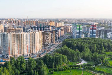 Şehir alanı ve nehir manzarasının yanına park et.