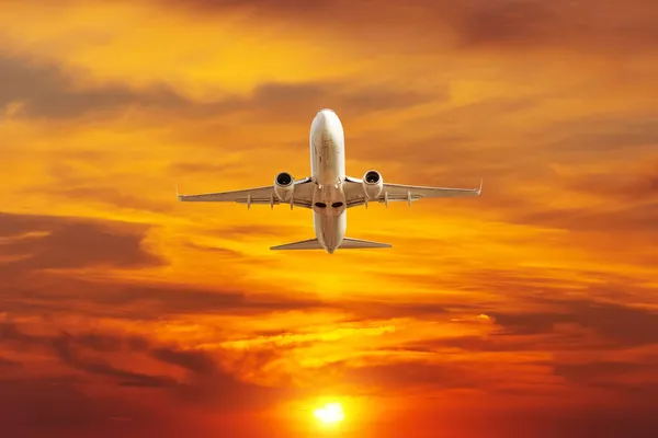 Avión Despega Cielo Naranja Brillante Puesta Sol — Foto de Stock